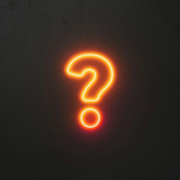 FAQ Rotes LED-Fragezeichen auf dunklem Hintergrund.